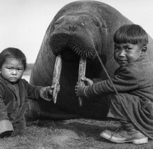 En la foto, dos niños inuit
