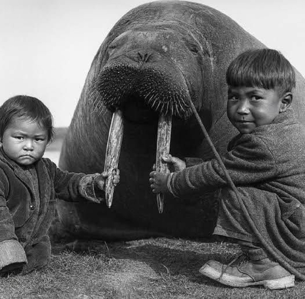 En la foto, dos niños inuit