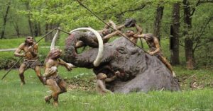 En la foto, hombres primitivos cazan un maut