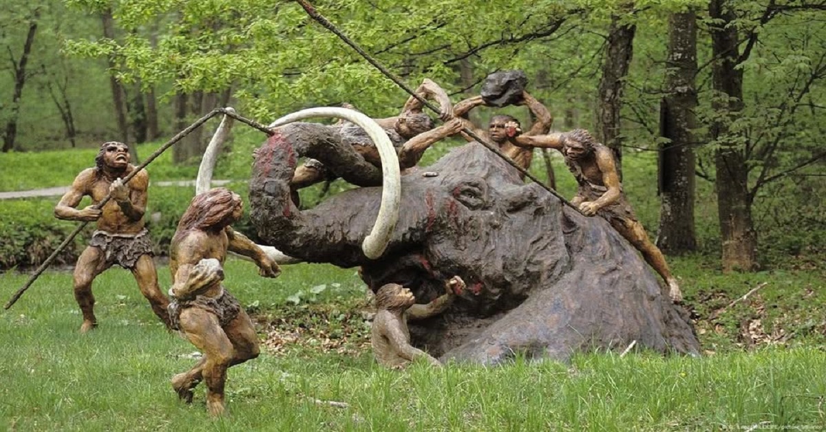 En la foto, hombres primitivos cazan un maut