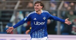 En la foto, Nico Paz con los colores del Como