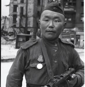 En la foto, un soldado soviético