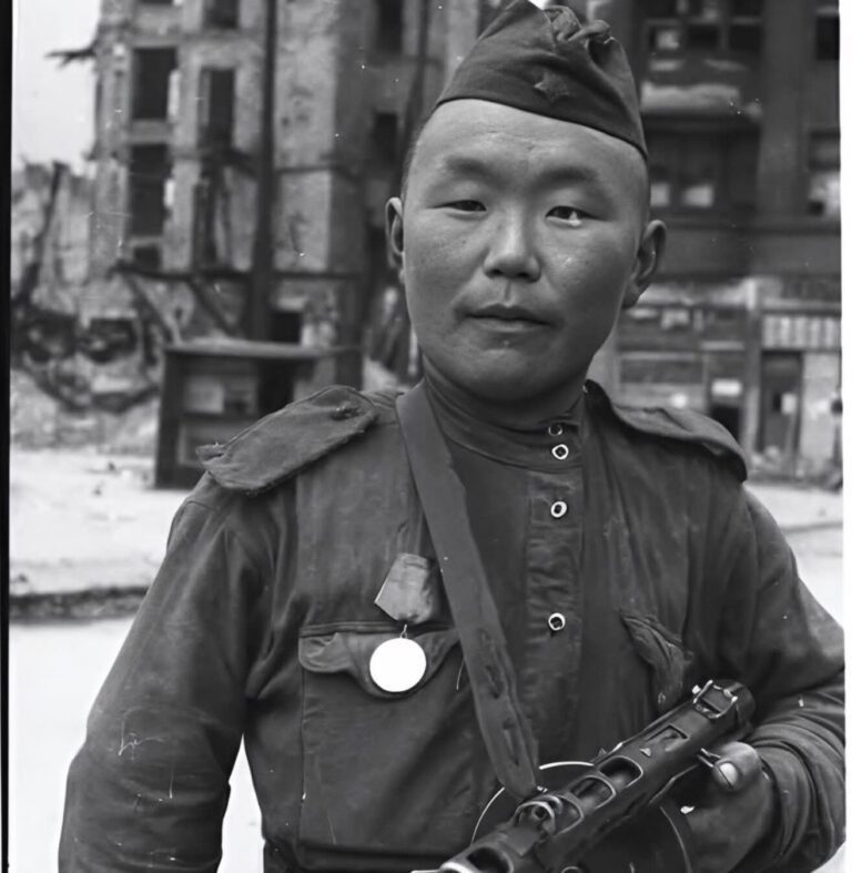 En la foto, un soldado soviético