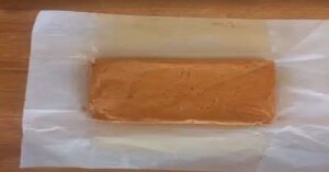 En la foto, una barrita de maní cubana