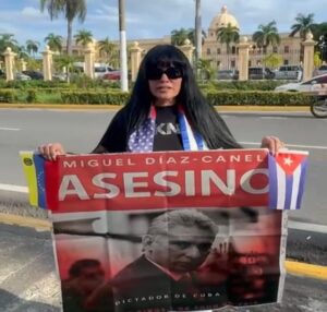 En la foto, María Teresa Rafaelly frente al Palacio de Gobierno de Santo Domingo