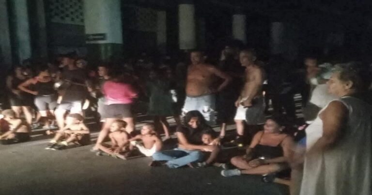 En la foto, cubanos en apagón