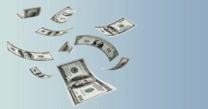 En la foto, dólares volando