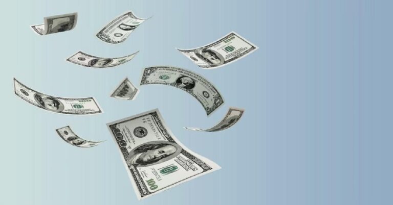En la foto, dólares volando