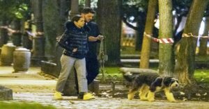 En la foto, Ana de Armas y Manuel Anido pasean un perro por Madrid