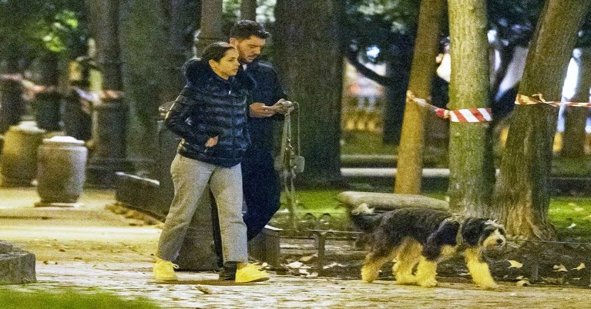 En la foto, Ana de Armas y Manuel Anido pasean un perro por Madrid