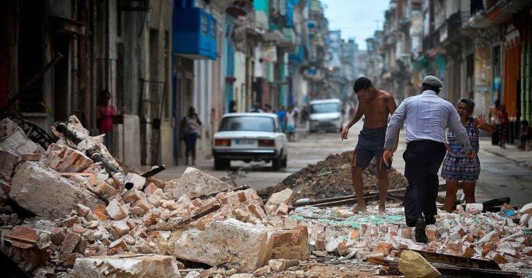 En la foto, La Habana derrunbñandose