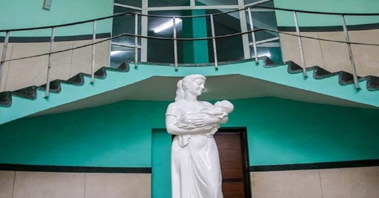 En la foto, Véstíbulo de Las Católicas