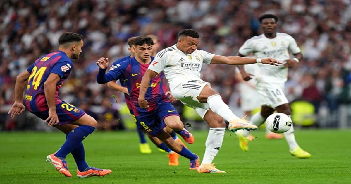 En la foto, Mbappé marca para el Real Madrid