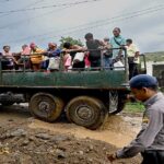 En la foto, evacuados en Cuba antes de Melissa son llevados a escuelas, sin condiciones