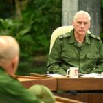 En la foto, el presidente cubano en sus habituales reuniones sobre el huracán