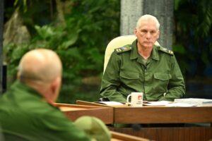 En la foto, el presidente cubano en sus habituales reuniones sobre el huracán