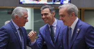 En la foto, Díaz-Canel. Luis Abinader y Pedro Sánchez