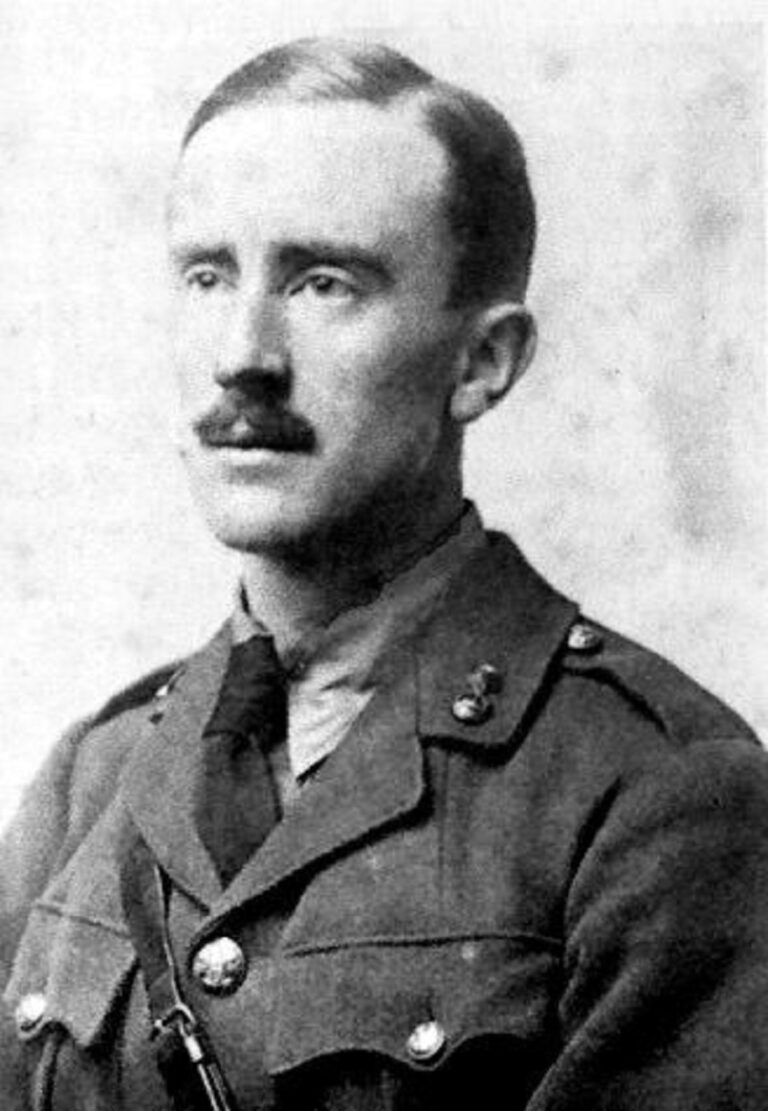En la foto, J.R.R. Tolkien a los 24 años