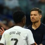 En la foto, Viny Jr. y Xabi Alonso