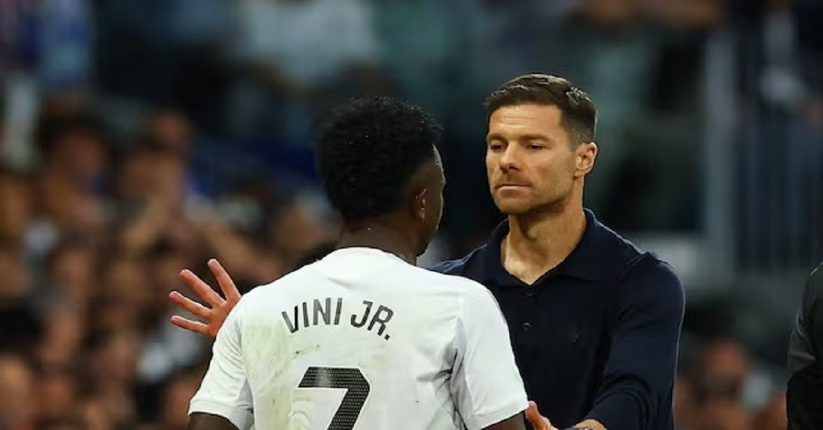 En la foto, Viny Jr. y Xabi Alonso