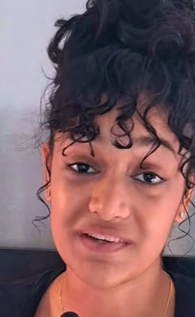 En la foto, la chica difamada