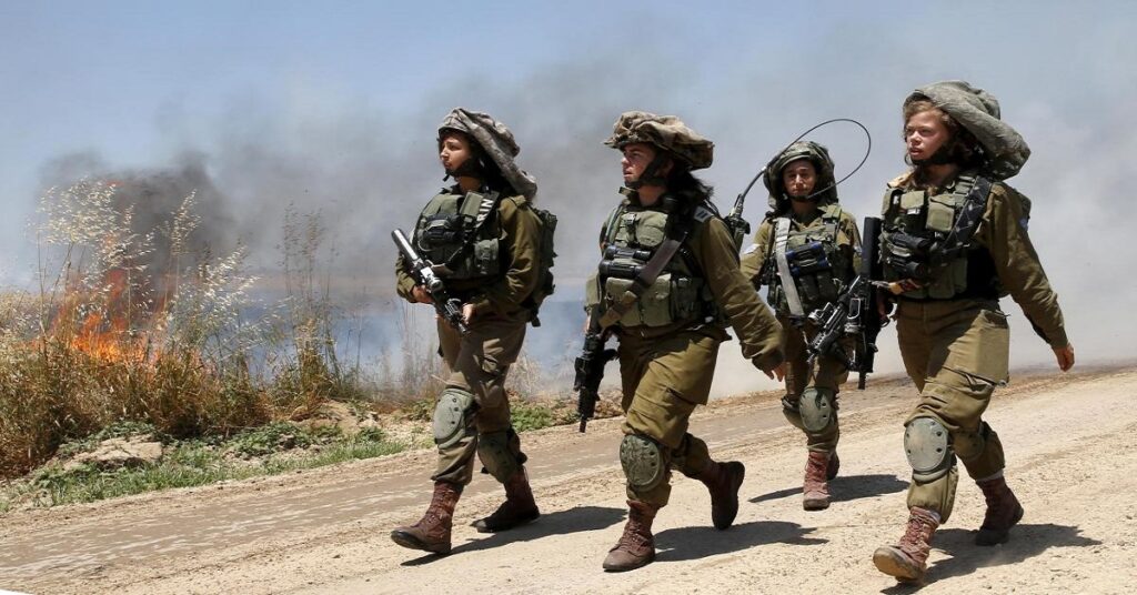 En la foto, mujeres en el ejército de Israel
