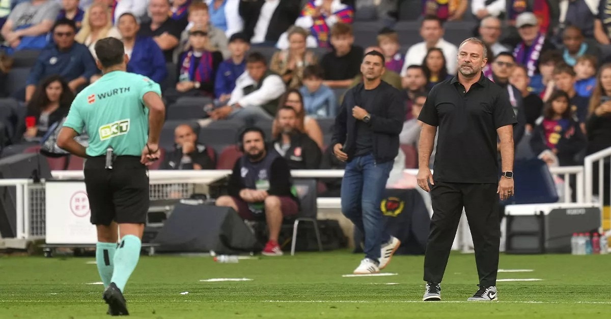 En la foto, momento en que Gil Manzano expulsa a Flick