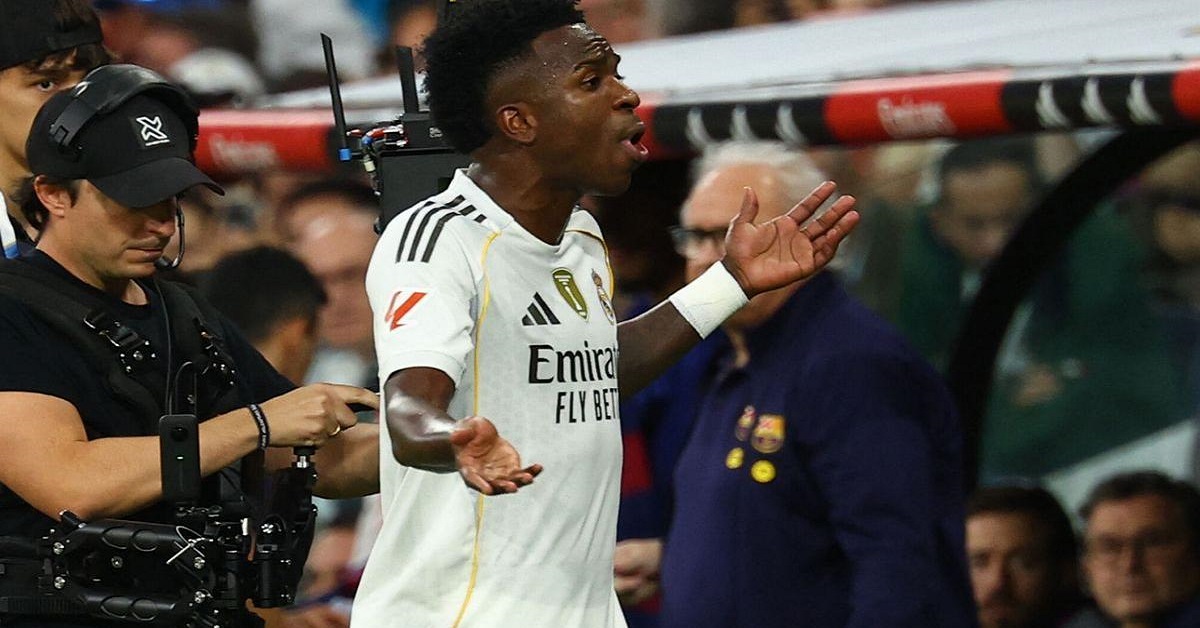En la foto, Vinicius Jr. le protesta a Alonso en el Clásico