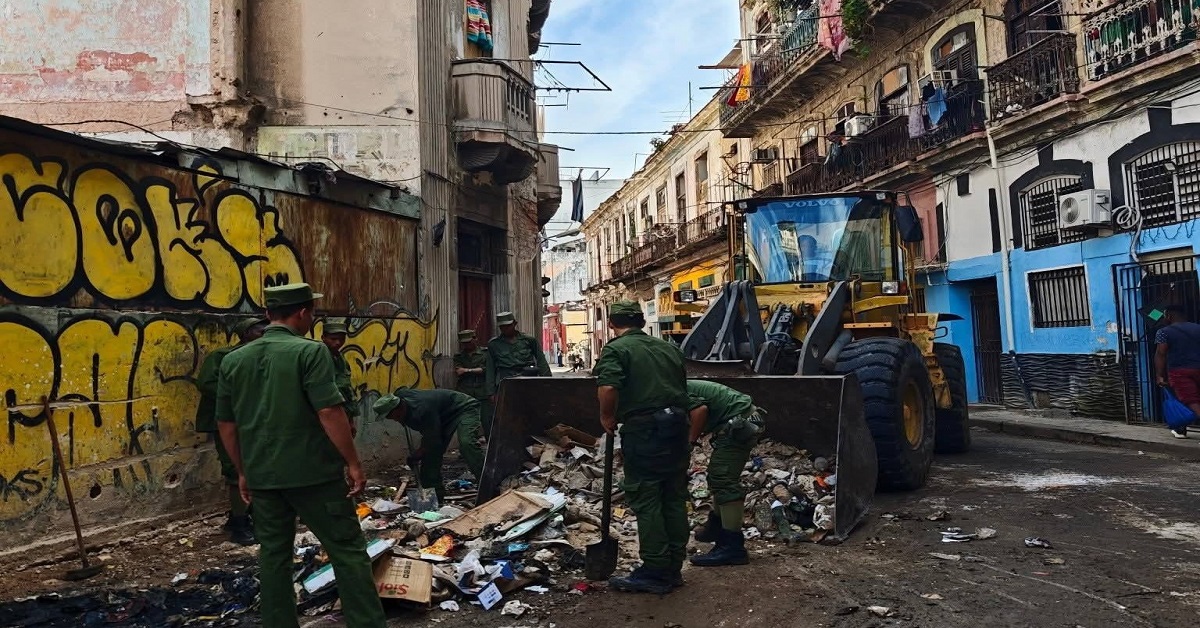 En la foto, limpieza de una Habana en ruinas e inundada de basura