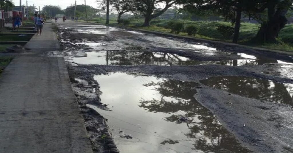 En la foto, baches olvidados en un pueblo de Cuba