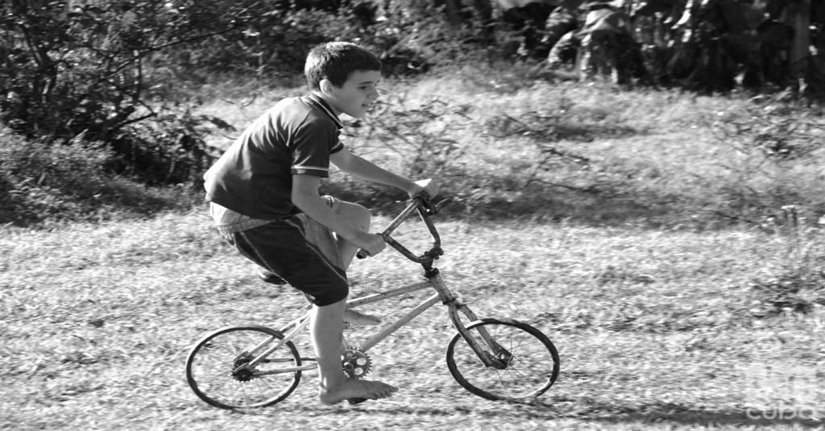 En la foto, un niño en bicicleta