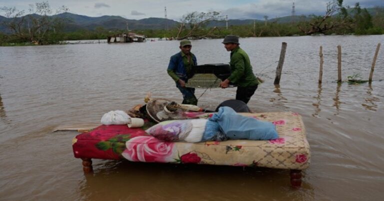 En la foto, damnificado por el huracán Melissa en el oriente de Cuba