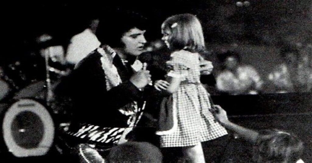 En la foto, Elvis Presley con la niña ciega