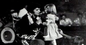 En la foto, Elvis Presley con la niña ciega