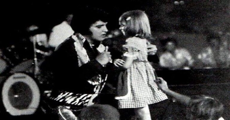 En la foto, Elvis Presley con la niña ciega