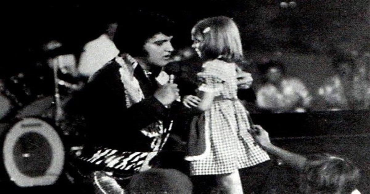 En la foto, Elvis Presley con la niña ciega