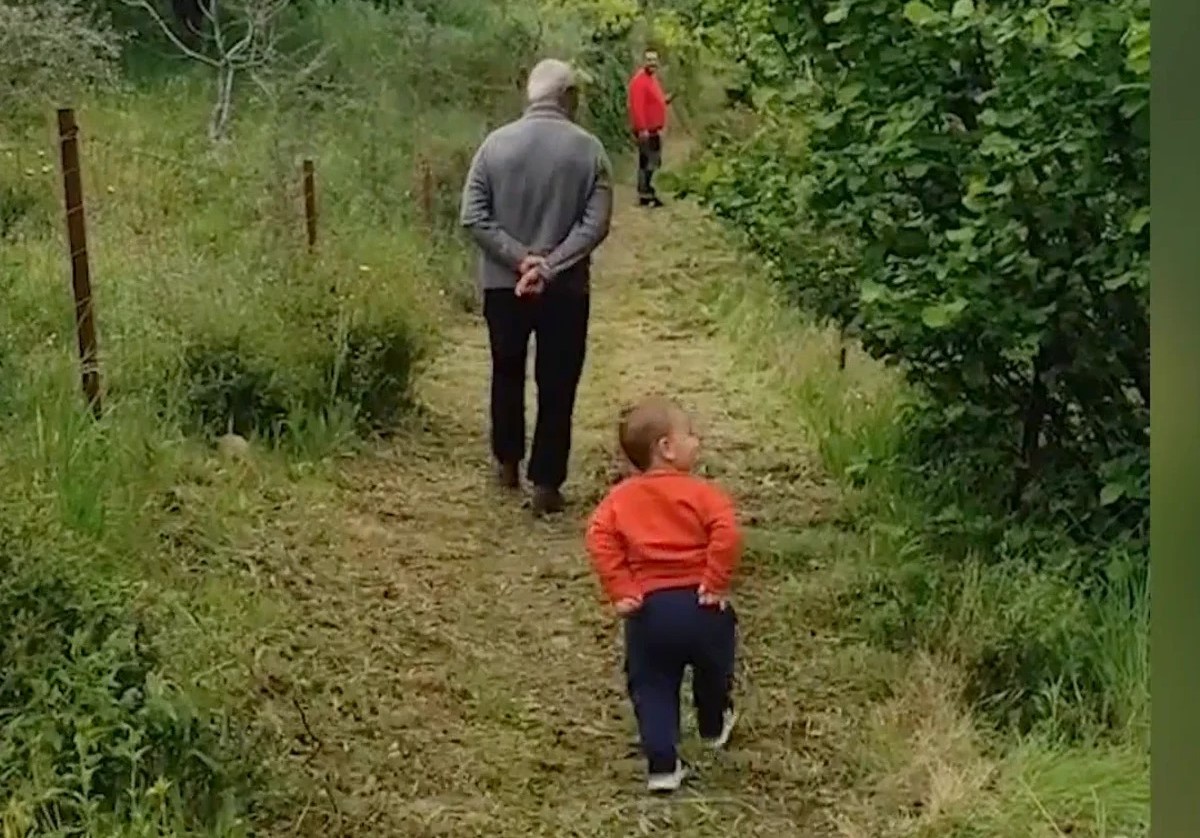 En la foto, abuelo con sus nietos
