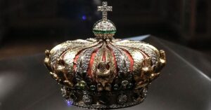 En la foto, una de las joyas robadas de El Louvre incluye diamantes del cardenal Mazarino