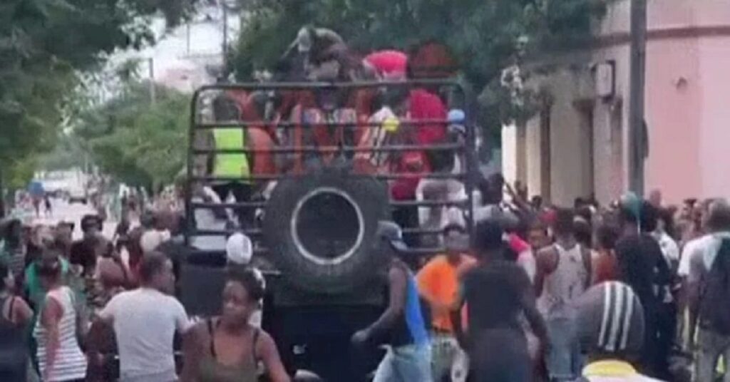 En la foto, personas asaltan un camión de picadillo en Santiago de Cuba