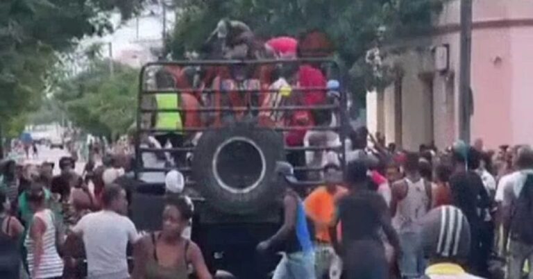 En la foto, personas asaltan un camión de picadillo en Santiago de Cuba