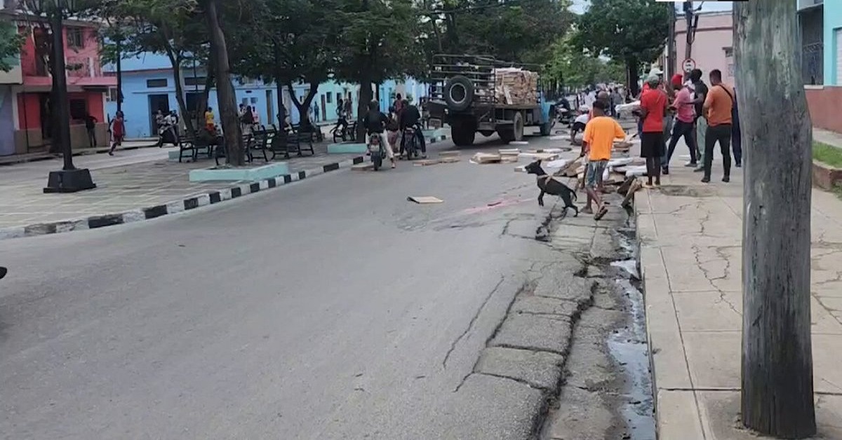 En la foto, santiagueros roban picadillo... antes del huracán