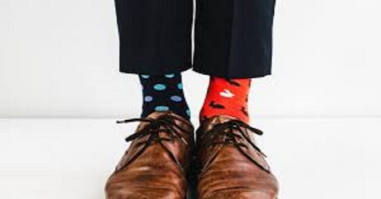 En la foto, un hombre con medias diferentes