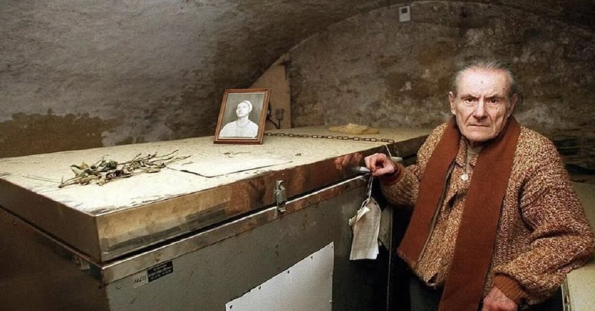 En la foto, el doctor Raymond Martinot junto a la nevera donde tenía a su esposa