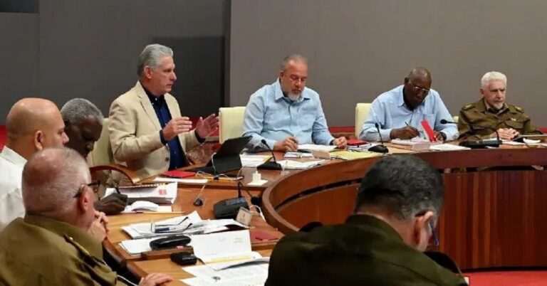 En la foto, los que gobiernan y manipulan en Cuba