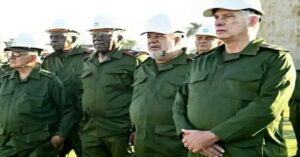 En la foto, los barrigones dirigentes cubanos