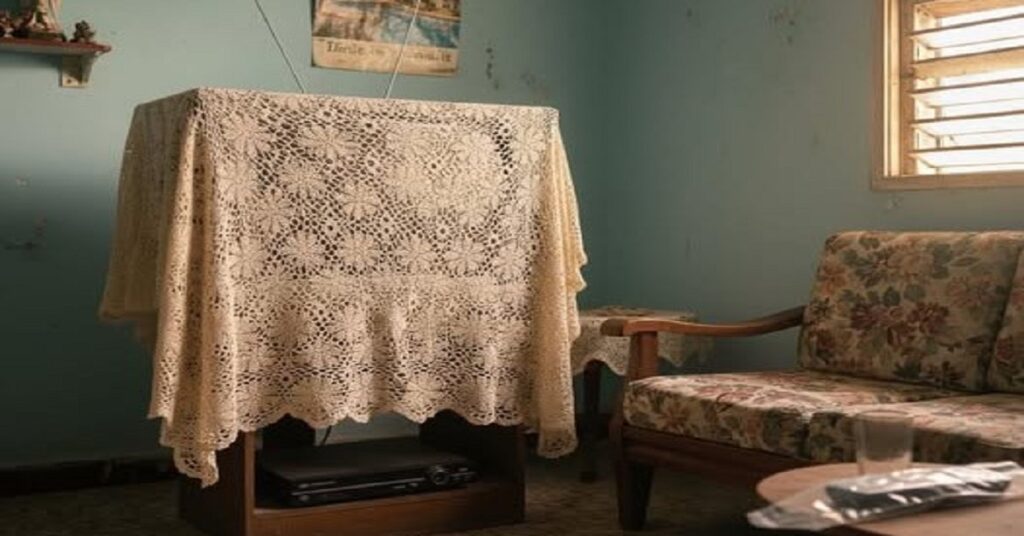 En la foto, un televisor tapado con un trapo