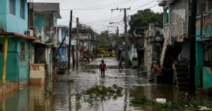 En la foto, calle de Santiago de Cuba inuncada