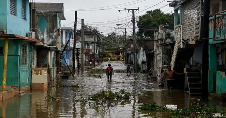 En la foto, calle de Santiago de Cuba inuncada