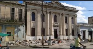 En la foto, una imagen de una calle de La Habana en ruinas