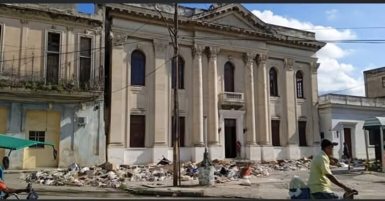 En la foto, una imagen de una calle de La Habana en ruinas